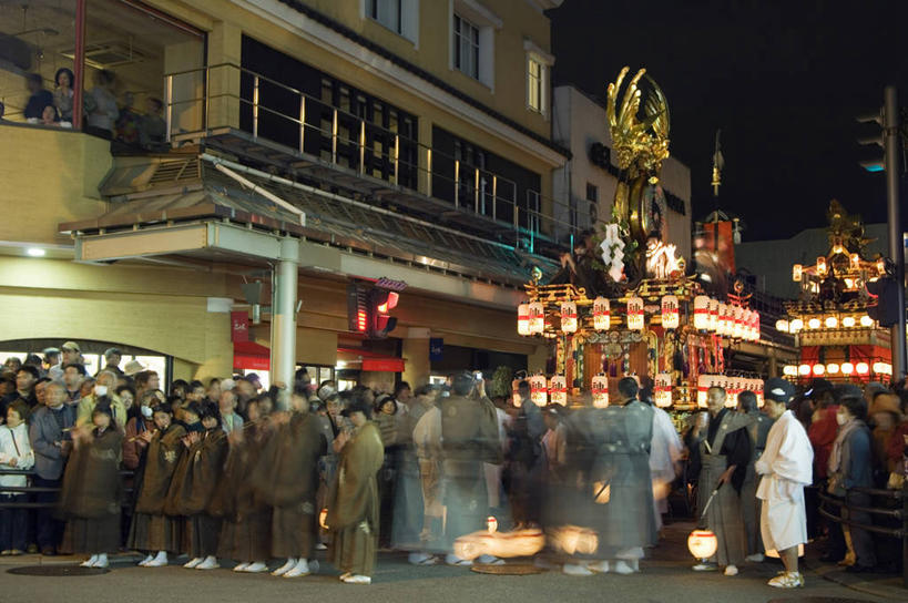 东方人,横图,夜晚,运动模糊,城市,建筑,日本,春节,亚洲,日本文化,装饰,列队,光,车,黄昏,交通工具,排队,摄影,宗教,彩车,佛教,华丽,修饰,照亮,点缀,照明设备,载具,游行,典礼,群众,东亚,本州,岐阜县,衬托,美观,雅致,雅观,彩图,传统服装,传统文化