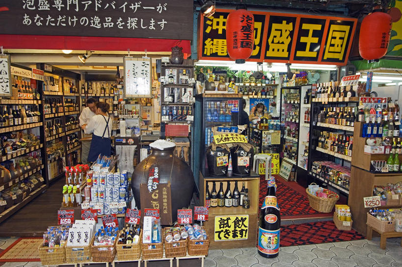 清酒,东方人,商店,横图,日本,亚洲,小贩,市场,酒类,货摊,那霸,酒,饮料,摄影,冲绳县,东亚,琉球群岛,拱廊,彩图