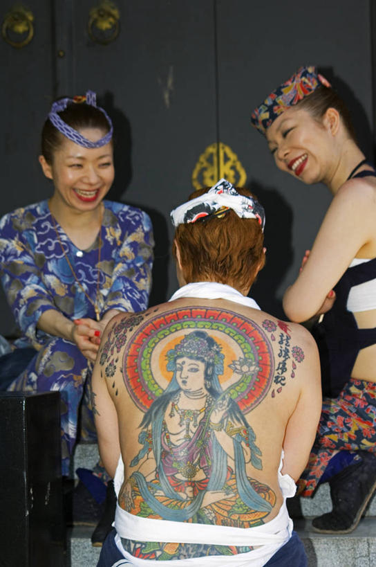 东方人,儿童,成年人,臀部,三个人,竖图,东京,日本,亚洲,符号,首都,纹身,祈祷,许愿,摄影,宗教,信仰,祈求,祭奠,祭祀,东亚,印度教,浅草观音寺,浅草,敬拜,台东区,湿婆,女孩,女人,祭司,彩图,传统服装,神,三社祭