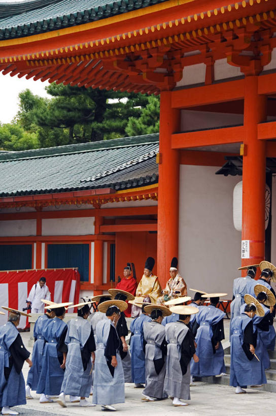 竖图,彩色,烹饪,建筑,京都,日本,亚洲,庆祝,日本文化,长袍,料理,食品,历史,菜肴,美食,食物,衣服,红色,摄影,佳肴,京都府,五颜六色,保护,复杂,色彩斑斓,游行,典礼,五彩缤纷,东亚,本州,本州岛,日本国,近畿地方,平安神宫,近畿,五彩斑斓,京都市,五光十色,彩图,传统服装,传统文化,联合国教科文组织