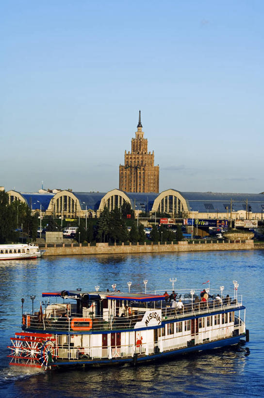 划艇,竖图,室外,旅游,河流,城市,摩天大楼,船,欧洲,俄罗斯,拉脱维亚,行人,游客,游人,蒸汽,市场,首都,图像,路人,旅客,地标建筑,摄影,密西西比州,里加,过客,挂衣架,彩图,鱼市,俄罗斯文化,明轮船,道加瓦河