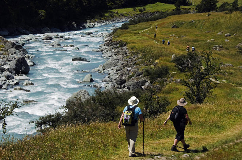 两个人,横图,室外,旅游,度假,河流,美景,水,日光,新西兰,行人,游客,游人,地形,景观,小路,方向,娱乐,路人,旅客,风景,自然,享受,休闲,景色,放松,摄影,生活方式,保护,国家公园,自然风光,澳大拉西亚,新西兰南岛,过客,艾斯派林山国家公园,步行,彩图