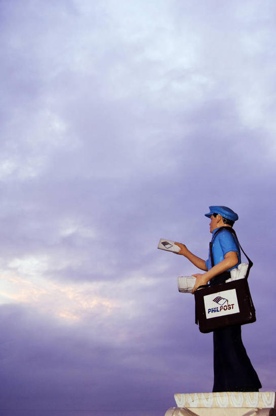 一个人,邮递员,邮局,竖图,通讯,日落,多云,菲律宾,亚洲,雕像,邮件,云,首都,图像,黄昏,摄影,东南亚,图标,吕宋岛,马尼拉,邮差,邮局工作人员,邮局职工,邮务员,邮政人员,邮政事务员,彩图