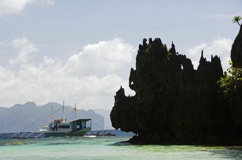 无人,横图,室外,海洋,山,水,船,菲律宾,亚洲,阴影,形状,透明,海湾,风景,自然,运输,摄影,东南亚,宁静,剪影,石灰石,巴拉望,潟湖,爱妮岛,天堂镇,海滩,岩石,彩图,罢工,美人,双体船