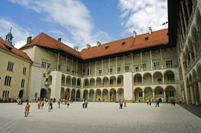 横图,室外,旅游,建筑,欧洲,波兰,行人,游客,游人,城堡,庭院,历史,路人,旅客,摄影,哥特式风格,中欧,克拉科夫,过客,彩图,瓦维尔主教座堂