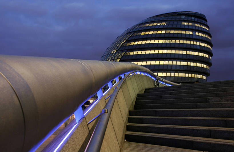 无人,工程师,建筑师,办公室,栏杆,横图,夜晚,城市,建筑,摩天大楼,英国,反射,光,塔,首都,图像,英格兰,泰晤士河,台阶,黄昏,摄影,照亮,照明设备,市政厅,管理,建筑工程师,设计,彩图,总部大楼,画则师,图则师,则师,评估,人员,伦敦市政厅,霍朗明,诺曼.福斯特,诺曼.罗伯特.福斯特男爵阁下