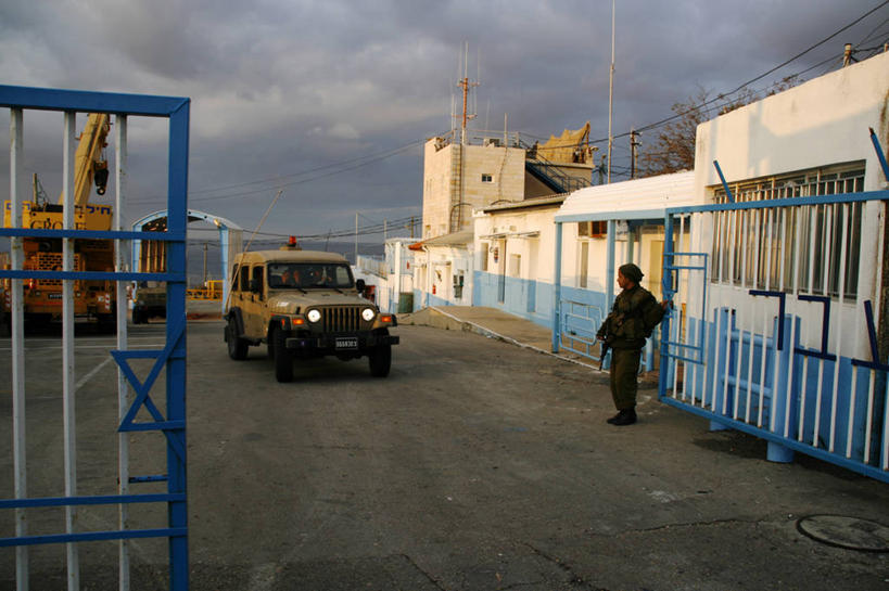 一个人,横图,室外,海洋,日落,以色列,亚洲,士兵,军事,海岸线,圣经,自然,黄昏,武器,战争,运输,摄影,基督教,地中海文化,四驱车,犹太教,军队,彩图,旅行