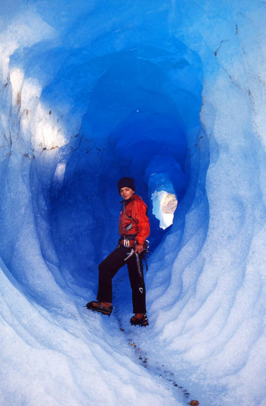 成年人,一个人,竖图,旅游,度假,探险,运动,山,山脉,水,智利,仅一个女性,隧道,冰,洞,娱乐,蓝色,享受,休闲,南美,放松,摄影,动作,国家公园,拉丁美洲,冰河,探险家,式样,冰镐,冰爪,百内国家公园,冒险,女人,彩图