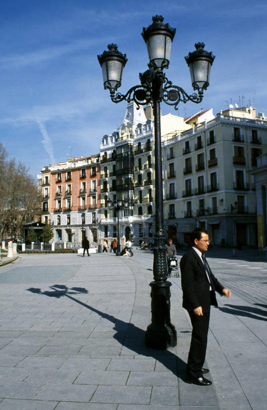 成年人,一个人,广场,竖图,城市,建筑,路,路灯,西班牙,欧洲,仅一个男性,首都,灯,马德里,摄影,南欧,西班牙王国,马德里自治区,男人,彩图,东方广场