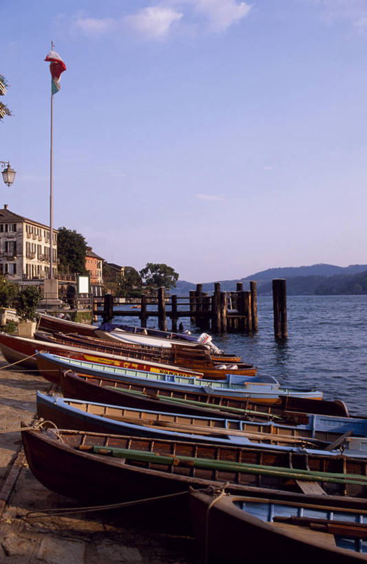 划艇,无人,竖图,室外,湖,船,旗帜,意大利,杆,摄影,桨,意大利文化,伦巴第大区,意大利国旗,彩图