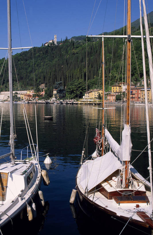 帆船,无人,教堂,竖图,室外,湖,船,柏树,意大利,反射,游艇,交通工具,摄影,宗教,航海,宗教建筑,载具,伦巴第大区,游艇码头,加尔达湖,彩图