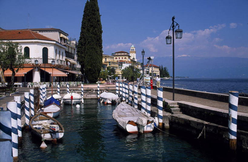 无人,横图,室外,湖,山,山脉,水,船,柏树,意大利,欧洲,摄影,阿尔卑斯山脉,伦巴第大区,游艇码头,加尔达湖,彩图,海港