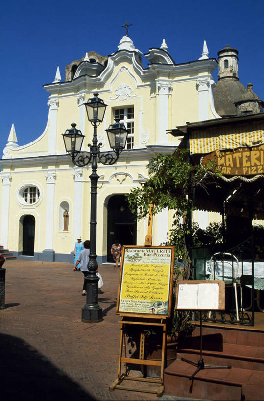 教堂,竖图,室外,旅游,度假,路灯,意大利,欧洲,行人,游客,游人,路人,旅客,菜单,黄色,摄影,宗教,宗教建筑,卡普里,坎帕尼亚,过客,彩图,咖啡馆