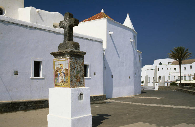 无人,渔夫,教堂,横图,室外,建筑,日光,意大利,欧洲,十字架,白色,地标建筑,摄影,宗教,保护,宗教建筑,意大利文化,坎帕尼亚,彩图,钓鱼,伊斯基亚岛