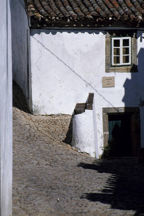 无人,竖图,窗户,街道,葡萄牙,欧洲,瓷砖,房屋,白色,陡峭,摄影,交通标志,伊比利亚半岛,彩图,巷