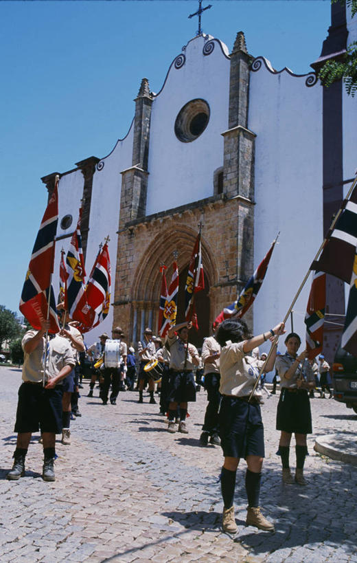 儿童,教堂,竖图,旗帜,葡萄牙,欧洲,鼓,摄影,宗教,宗教建筑,游行,伊比利亚半岛,鼓手,男孩,彩图,大教堂