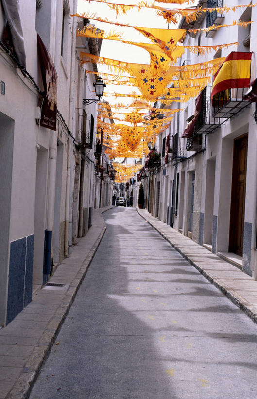 无人,竖图,彩色,聚会,阳台,街道,路,旗帜,西班牙,欧洲,庆祝,装饰,人行道,摄影,五颜六色,色彩斑斓,五彩缤纷,五彩斑斓,五光十色,彩图,白色海岸