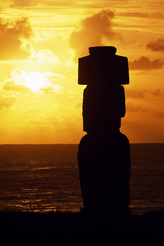 无人,家庭,竖图,日落,太阳,复活节岛,智利,雕像,地平线,水平线,黄色,黄昏,地标建筑,橙色,南美,摄影,太平洋,南美洲,拉丁美洲,美洲,剪影,复活节岛石像,波利尼西亚,摩艾石像,亚美利加洲,南亚美利加洲,复活岛,智利共和国,摩艾像,波利尼西亚群岛,海滩,彩图,复活节岛人像,赫布亚岛,拉帕努伊岛,毛埃石像,摩阿仪,摩埃石像,莫阿伊,帕赛兰,伊斯特岛,顶髻
