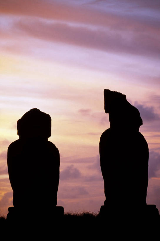 无人,家庭,竖图,日落,复活节岛,智利,堆积,雕像,天气,黄色,黄昏,地标建筑,橙色,南美,摄影,风化,太平洋,南美洲,拉丁美洲,美洲,剪影,复活节岛石像,波利尼西亚,摩艾石像,亚美利加洲,南亚美利加洲,复活岛,智利共和国,摩艾像,风蚀,石化,波利尼西亚群岛,风蚀地貌,岩石层,岩石,彩图,复活节岛人像,赫布亚岛,拉帕努伊岛,毛埃石像,摩阿仪,摩埃石像,莫阿伊,帕赛兰,伊斯特岛