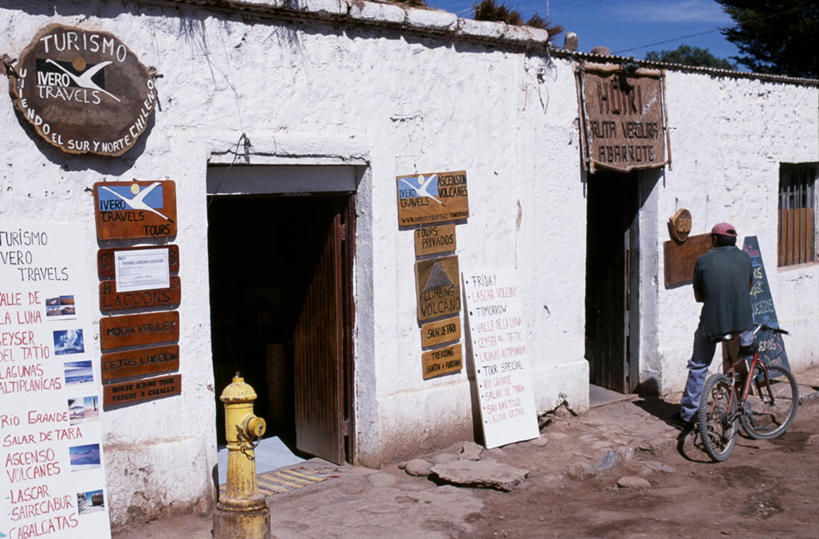 一个人,横图,旅游,建筑,街道,酒店,智利,行人,游客,游人,房屋,路人,旅客,南美,摄影,拉丁美洲,过客,休闲活动,彩图,礼品店