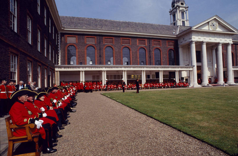 成年人,老年人,横图,制服,窗户,城市,建筑,英国,欧洲,柱子,首都,英格兰,摄影,军服,退伍军人,三角帽,英雄,老年男性,男人,男性,彩图,传统文化