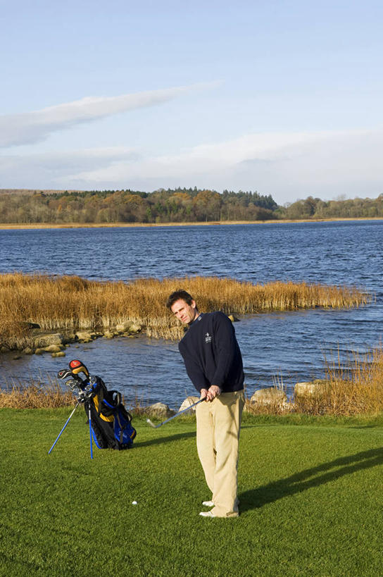 成年人,竖图,室外,锻炼,运动,湖,英国,北爱尔兰,挥杆,绿色,摄影,活动,专心,准确,高尔夫球杆,瞄准,高尔夫球包,高尔夫球运动,男人,彩图,弗马纳区