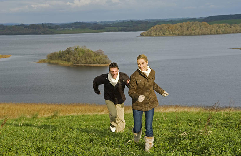 成年人,两个人,跑,笑,微笑,横图,室外,快乐,湖,英国,北爱尔兰,追赶,浪漫,刺激,调情,摄影,异性恋,无忧无虑,男人,女人,休闲活动,彩图,爱,弗马纳区,伴侣,厄恩湖