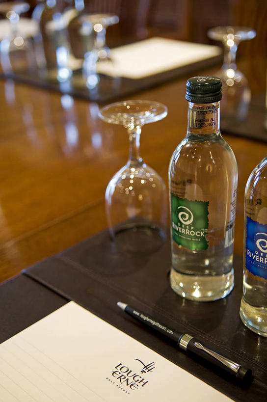 无人,会议室,竖图,室内,商务,通讯,水,英国,北爱尔兰,工作,会议,符号,纸,图像,瓶子,摄影,企业,公司,墨水笔,彩图,弗马纳区