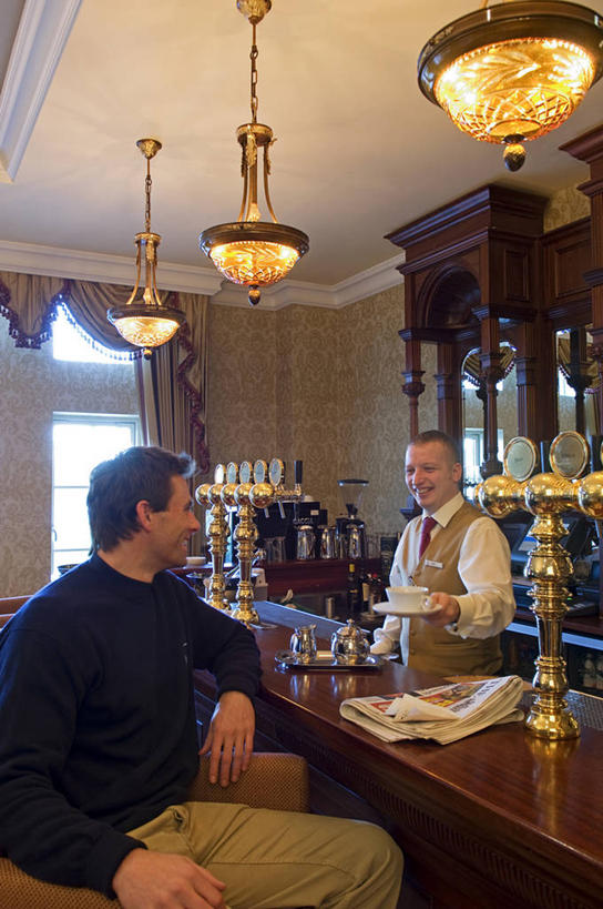 成年人,两个人,酒吧,微笑,竖图,室外,吧台,酒店,报纸,英国,北爱尔兰,工作,咖啡杯,杯,调酒师,饮料,服务,摄影,宾客,男人,茶杯,彩图,弗马纳区,厄恩湖