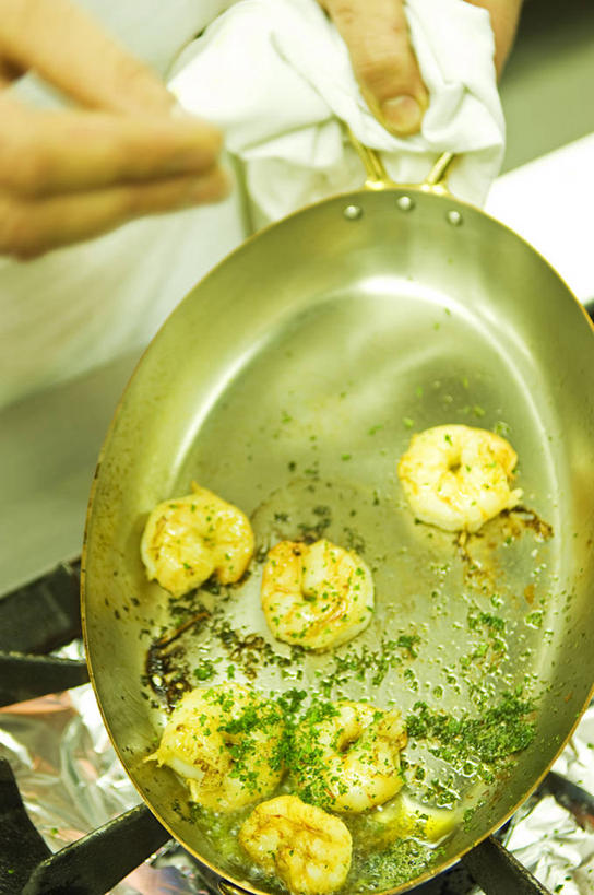 一个人,竖图,室外,酒店,英国,北爱尔兰,食品,摄影,欧芹,草本,主厨,海产,烹调,彩图,装饰菜,弗马纳区,厄恩湖