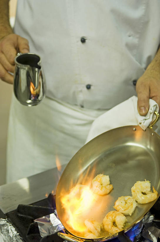 一个人,竖图,室外,酒店,英国,北爱尔兰,火焰,食品,锅,饮食,摄影,主厨,海产,烹调,彩图,弗马纳区,厄恩湖