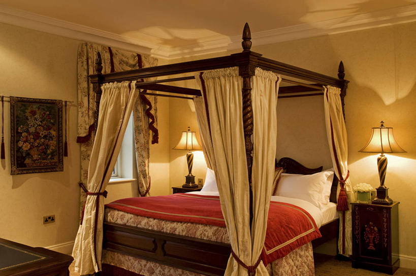 无人,横图,室内,窗帘,酒店,纺织品,英国,北爱尔兰,双人床,光,灯,红色,枕头,摄影,照明设备,华贵,穗,挂毯,彩图,弗马纳区,传统文化,厄恩湖,四柱床