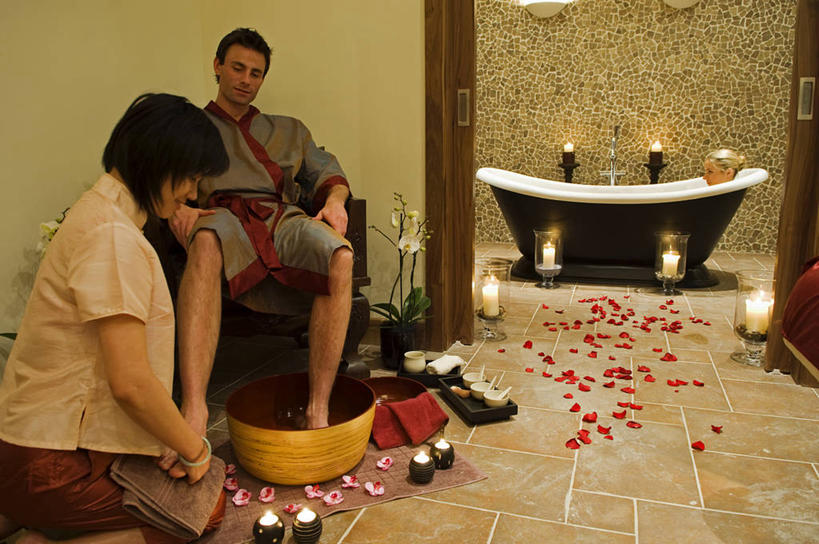 成年人,腿部,脚,脚趾,脚趾甲,腿,两个人,美容院,横图,室外,按摩,美容,酒店,蜡烛,英国,北爱尔兰,花瓣,享受,健康,浴盆,放松,保健,摄影,生活方式,腌肉,华贵,泰国文化,指压,异性恋,男人,女人,脚指甲,休闲活动,彩图,推拿,弗马纳区,伴侣,厄恩湖