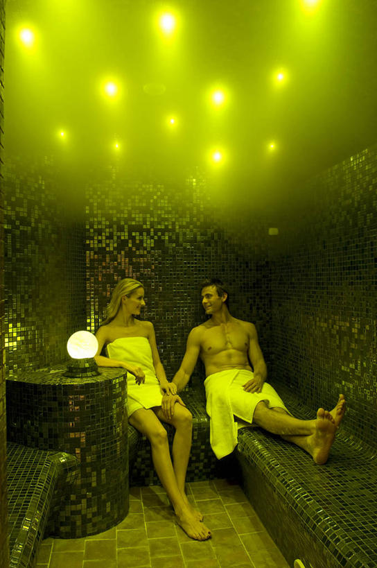 成年人,两个人,美容院,竖图,室外,美容,酒店,英国,北爱尔兰,光纤,浪漫,看,放松,摄影,生活方式,桑拿浴,异性恋,男人,女人,休闲活动,彩图,爱,弗马纳区,伴侣,厄恩湖