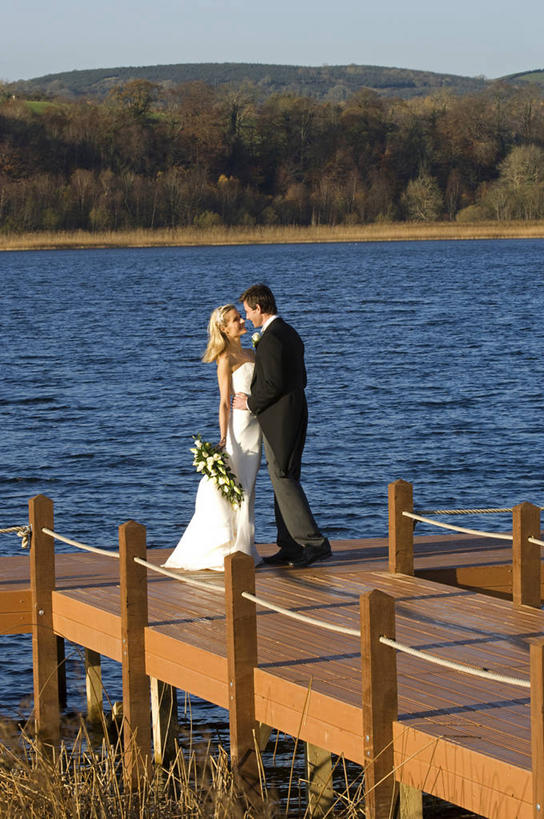 成年人,两个人,夫妻,丈夫,新娘,新郎,站,竖图,室外,婚纱,爱情,婚礼,幸福,湖,英国,北爱尔兰,正装,浪漫,花,花束,恩爱,恋人,摄影,蜜月,婚姻,男人,男性,夫妇,情侣,拥抱,彩图,爱,弗马纳区,伴侣,浮桥