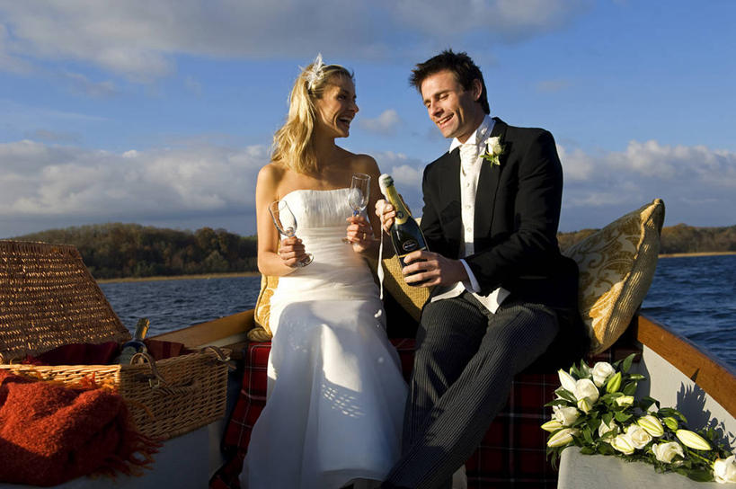 成年人,两个人,丈夫,新娘,新郎,微笑,横图,婚纱,婚礼,幸福,船,英国,北爱尔兰,正装,浪漫,花,香槟,花束,摄影,华贵,蜜月,婚姻,男人,男性,彩图,爱,弗马纳区,伴侣