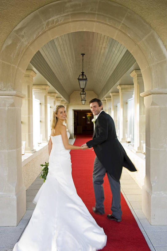 成年人,两个人,丈夫,新娘,新郎,竖图,婚纱,婚礼,幸福,英国,北爱尔兰,正装,隧道,拱门,浪漫,摄影,蜜月,婚姻,男人,男性,手牵手,彩图,爱,弗马纳区,伴侣