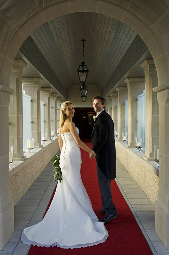 成年人,丈夫,新娘,新郎,竖图,婚纱,婚礼,幸福,英国,北爱尔兰,正装,隧道,拱门,浪漫,摄影,蜜月,婚姻,男人,男性,手牵手,彩图,爱,弗马纳区,伴侣