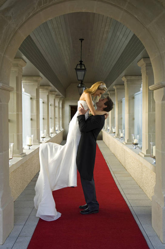 成年人,两个人,丈夫,新娘,新郎,竖图,婚纱,婚礼,幸福,英国,北爱尔兰,正装,隧道,拱门,浪漫,摄影,蜜月,婚姻,男人,男性,拥抱,彩图,爱,弗马纳区,伴侣