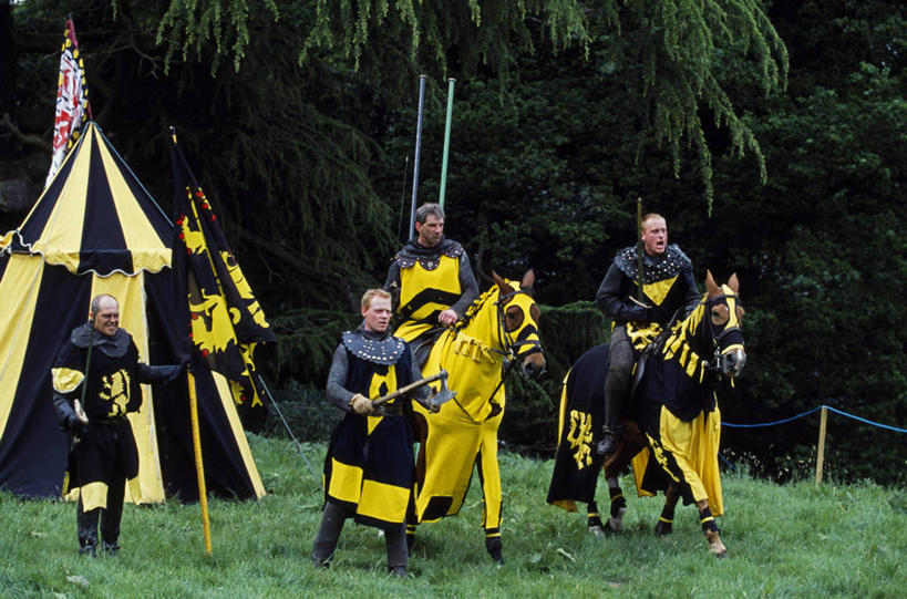 成年人,横图,运动,竞争,马,英国,欧洲,表演,城堡,英格兰,衣服,黄色,动物,摄影,脑桥,莱切斯特城,男人,男性,彩图,装扮,马上枪术比赛