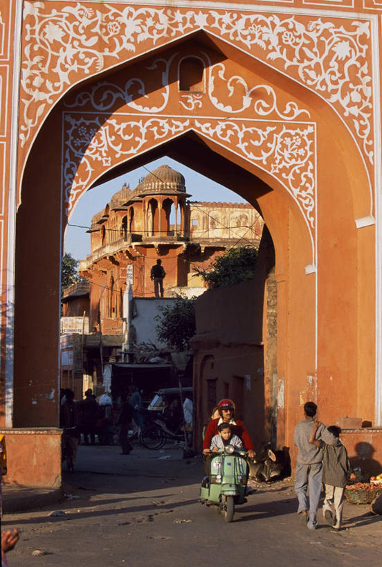 竖图,摩托车,自行车,印度,乘客,推车,大门,拱门,古城,塔,黄包车,车,脚踏车,骑,粉色,装饰物,交通工具,骑车,摄影,载具,拉贾斯坦邦,斋普尔,彩图