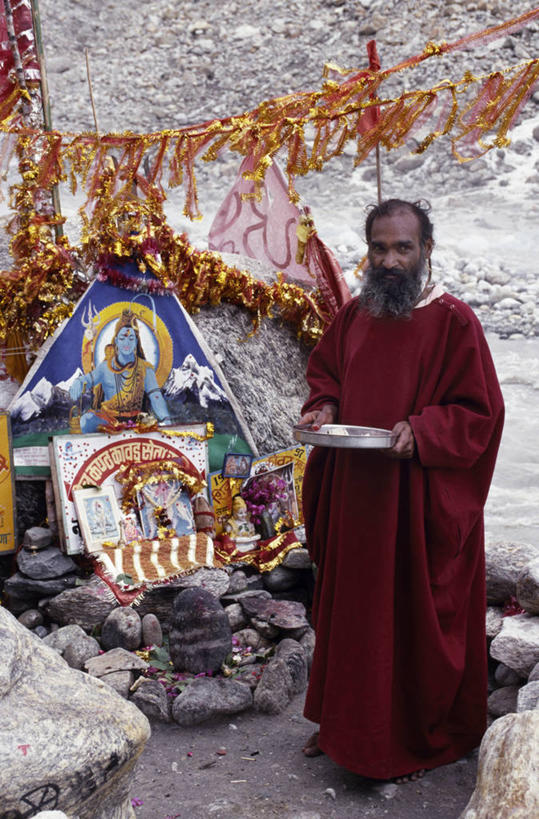 成年人,胡须,一个人,学生,竖图,印度,仅一个男性,装饰,经幡,摄影,宗教,流苏,佛教,神殿,学士帽,毕业,学士服,宗教服装,印度文化,印度教,垂布,学士袍,灵性,毗湿奴,苦行僧,男人,胡子,络腮胡,彩图