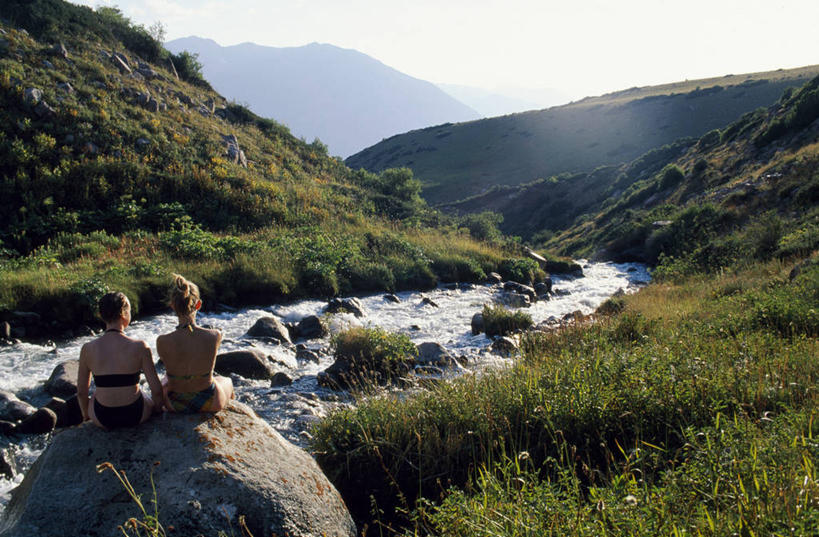 儿童,两个人,坐,横图,室外,比基尼,旅游,度假,自由,纯洁,山,山脉,哈萨克斯坦,亚洲,行人,游客,游人,山顶,山谷,路人,旅客,草,小溪,思考,可爱,童年,童趣,摄影,宁静,动作,中亚,童真,烂漫,无邪,天山山脉,过客,冒险,天真,女孩,彩图,山景城