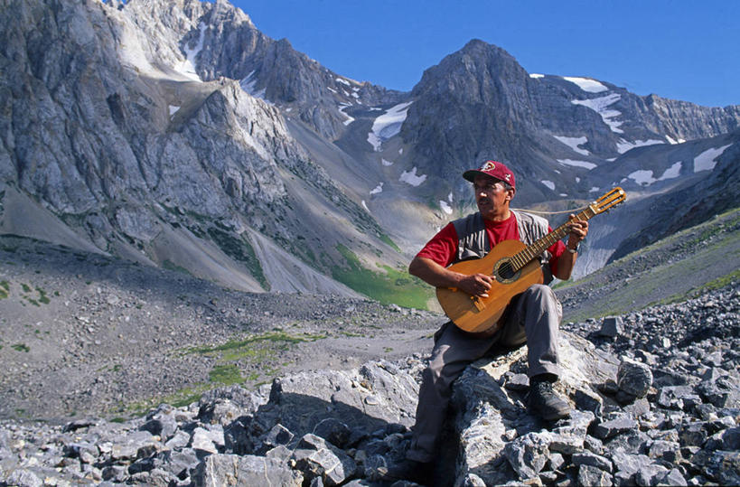 成年人,一个人,横图,室外,山,山脉,雪山,哈萨克斯坦,亚洲,仅一个男性,山顶,吉他,山谷,音乐,摄影,唱,中亚,音乐人,天山山脉,男人,岩石,歌手,彩图,舞蹈,摇摆舞