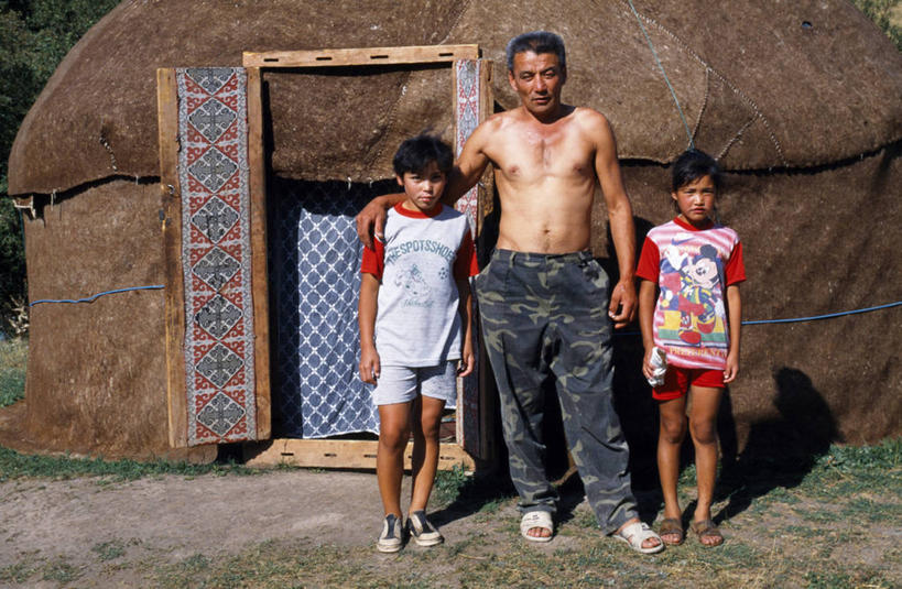 儿童,三个人,家庭,父亲,农民,横图,室外,纯洁,山,山脉,哈萨克斯坦,亚洲,帐篷,房屋,温暖,温馨,一家人,可爱,童年,童趣,摄影,和睦,住房,中亚,童真,烂漫,无邪,牧人,蒙古包,毛毡制品,天山山脉,天真,彩图,融洽,游牧民族