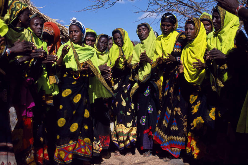 儿童,成年人,公园,鼓掌,横图,彩色,婚礼,快乐,项链,珠宝,非洲,肯尼亚,庆祝,装饰,珠子,结婚,喜庆,摄影,纪念,五颜六色,支撑,明亮,色彩斑斓,国家公园,典礼,五彩缤纷,非洲文化,五彩斑斓,阿非利加洲,肯尼亚共和国,式样,五光十色,马萨比特国家公园,女孩,女人,彩图,传统服装,高兴,舞蹈,传统文化