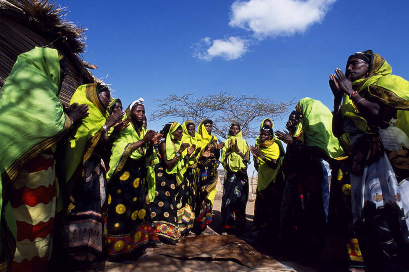 儿童,成年人,公园,鼓掌,横图,彩色,婚礼,快乐,项链,珠宝,非洲,肯尼亚,庆祝,装饰,珠子,结婚,喜庆,摄影,纪念,五颜六色,支撑,明亮,色彩斑斓,国家公园,典礼,五彩缤纷,非洲文化,五彩斑斓,阿非利加洲,肯尼亚共和国,式样,五光十色,马萨比特国家公园,女孩,女人,彩图,传统服装,高兴,舞蹈,传统文化