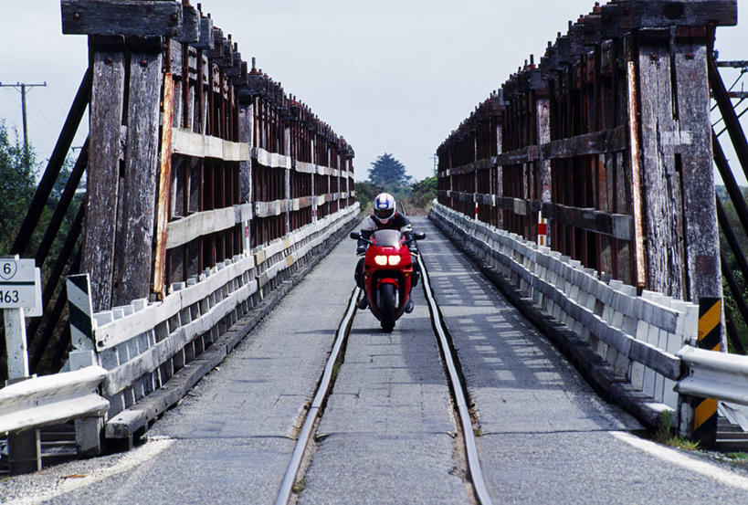 无人,横图,白天,路,铁路,摩托车,新西兰,标志,符号,头饰,桥,轨道,交通,铁轨,标识,安全帽,运输,摄影,性别符号,新西兰南岛,彩图,男性符号