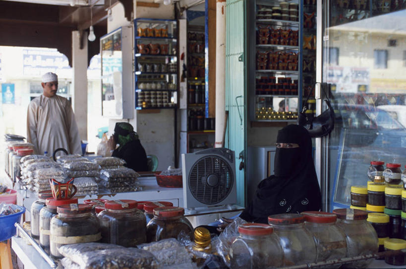 成年人,一个人,商店,横图,购物,阿曼,小贩,货摊,顾客,社区,摄影,销售,贩卖,波斯湾,塞拉莱,男人,女人,彩图