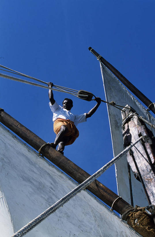 成年人,一个人,竖图,海洋,船,阿曼,仅一个男性,游艇,绳子,社区,乘务员,帆,摄影,块状,航海,印度洋,客船,波斯湾,滑车,男人,彩图,传动装置